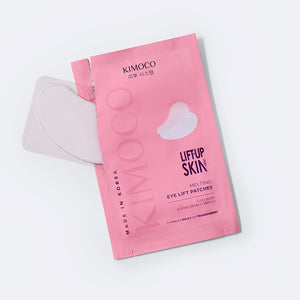 Otwarte różowe opakowanie "Kimoco Lift-Up Skin Melting Eye Lift Patches" z wysuwającym się z niego płatkiem pod oczy, na jasnym tle.