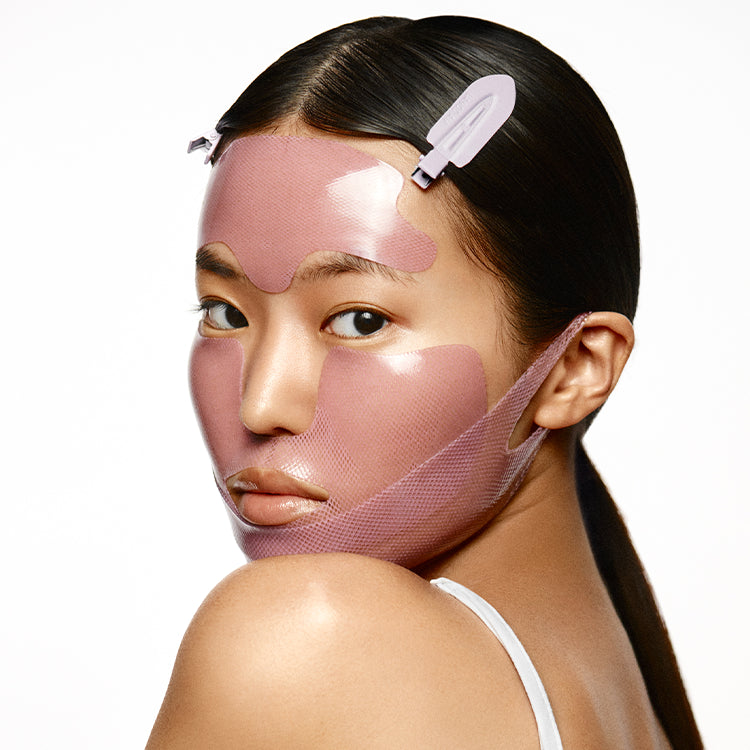 Różowe opakowanie z zawieszką "Kimoco Lift-Up Skin Extreme Lifting 3-Part Mask" z ilustracją twarzy w fioletowej maseczce, na jasnym tle.