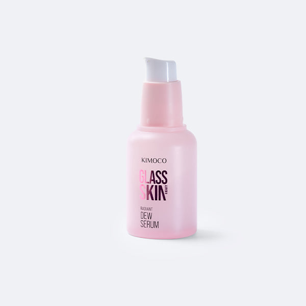 Różowa butelka z pompką kosmetyku Kimoco Glass Skin Radiant Dew Serum, na jasnoszarym tle.