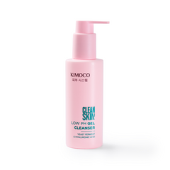 Po środku różowa butelka kosmetyku KImoco Clean Skin Low Ph Gel Cleanser, na białym tle