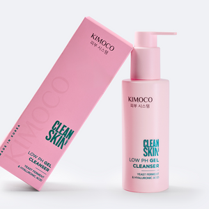 Po środku różowe pudełko oparte o różową butelkę z pompką kosmetyku Clean Skin Low pH Gel Cleanser, na białym tle.
