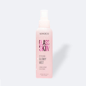Różowa butelka z rozpylaczem kosmetyku Kimoco Glass Skin Refreshing Glowy Mist z ekstraktem lukrecji i yuzu, ozdobiona białymi kropkami, na jasnoszarym tle