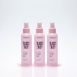 Trzy identyczne różowe butelki z rozpylaczem kosmetyku Kimoco Glass Skin Refreshing Glowy Mist ustawione obok siebie, na jasnoszarym tle
