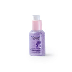 Przezroczysta butelka z fioletowym serum "Kimoco Lift-Up Skin Firming Micro Capsule Serum" i widocznymi drobnymi kapsułkami wewnątrz, na białym tle.
