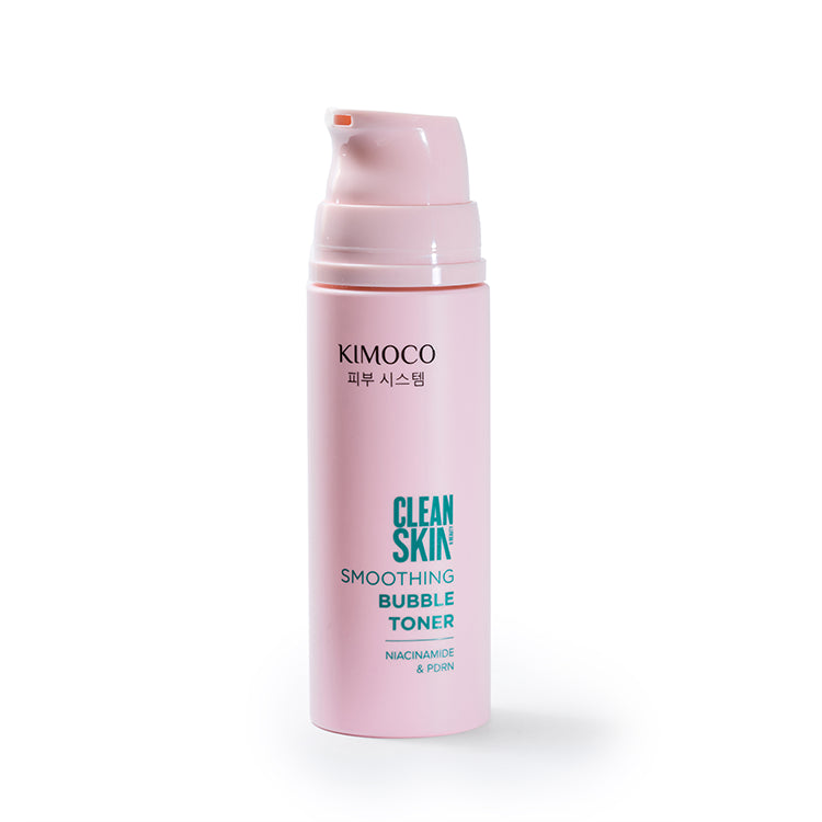 Po środku różowa butelka kosmetyku Kimoco Clean Skin Smoothing Bubble Toner, na białym tle