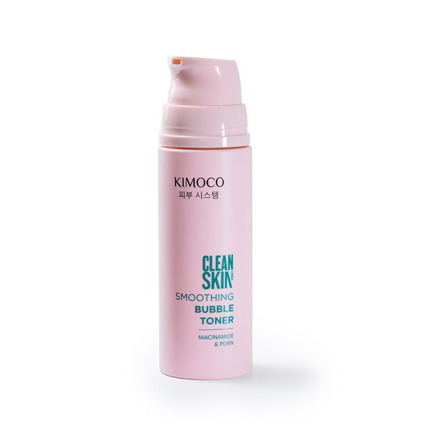 Po środku różowa butelka kosmetyku Kimoco Clean Skin Smoothing Bubble Toner, na białym tle