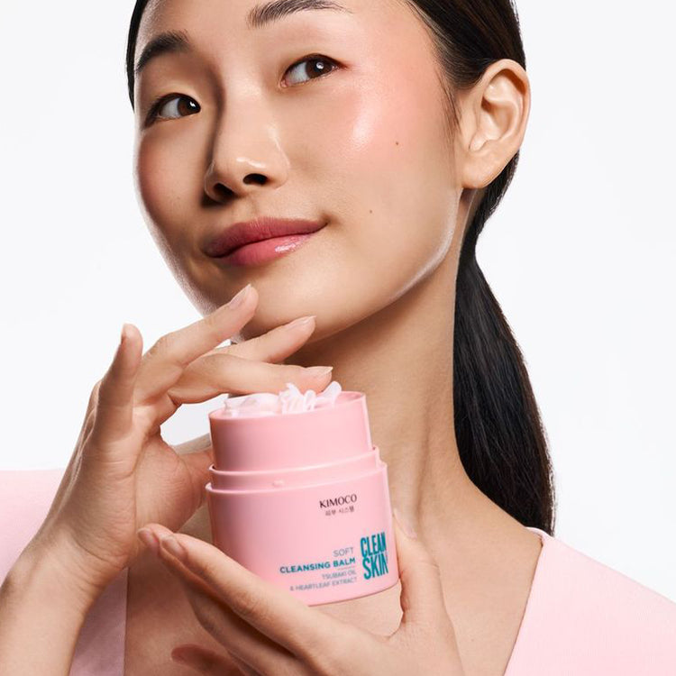 Po środku słoiczek kosmetyku Kimoco Clean Skin Soft Cleansing Balm na białym tle.